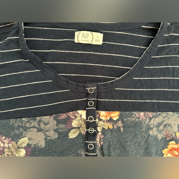 Maurice’s Colorblock, Floral, Striped 3/4 Sleeve Top with Buttons Size Small - Picture 5 of 9